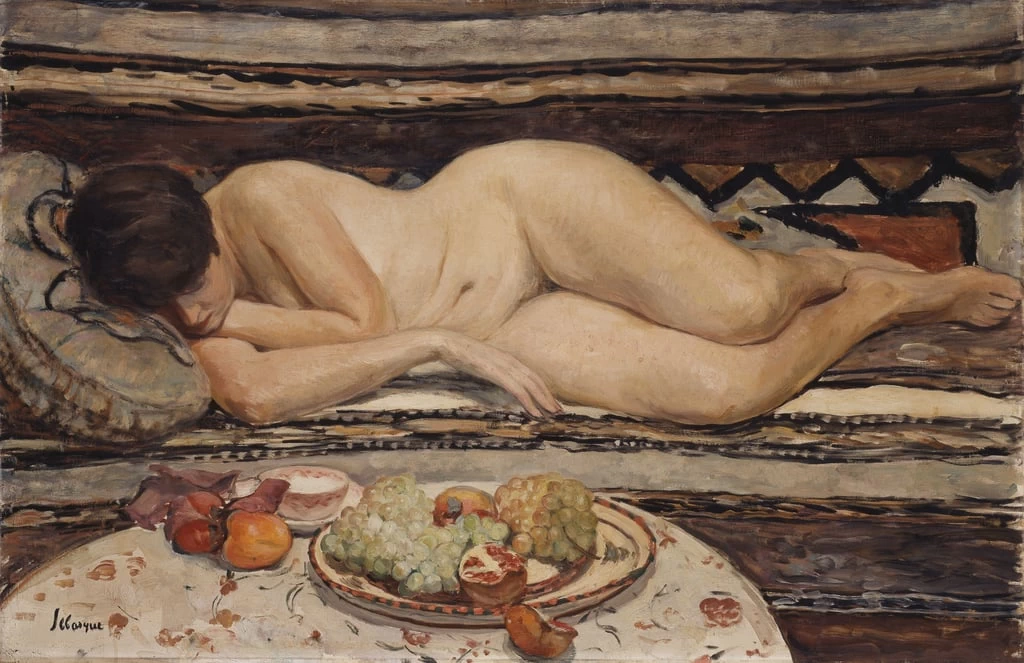 Nudo con una ciotola di frutta